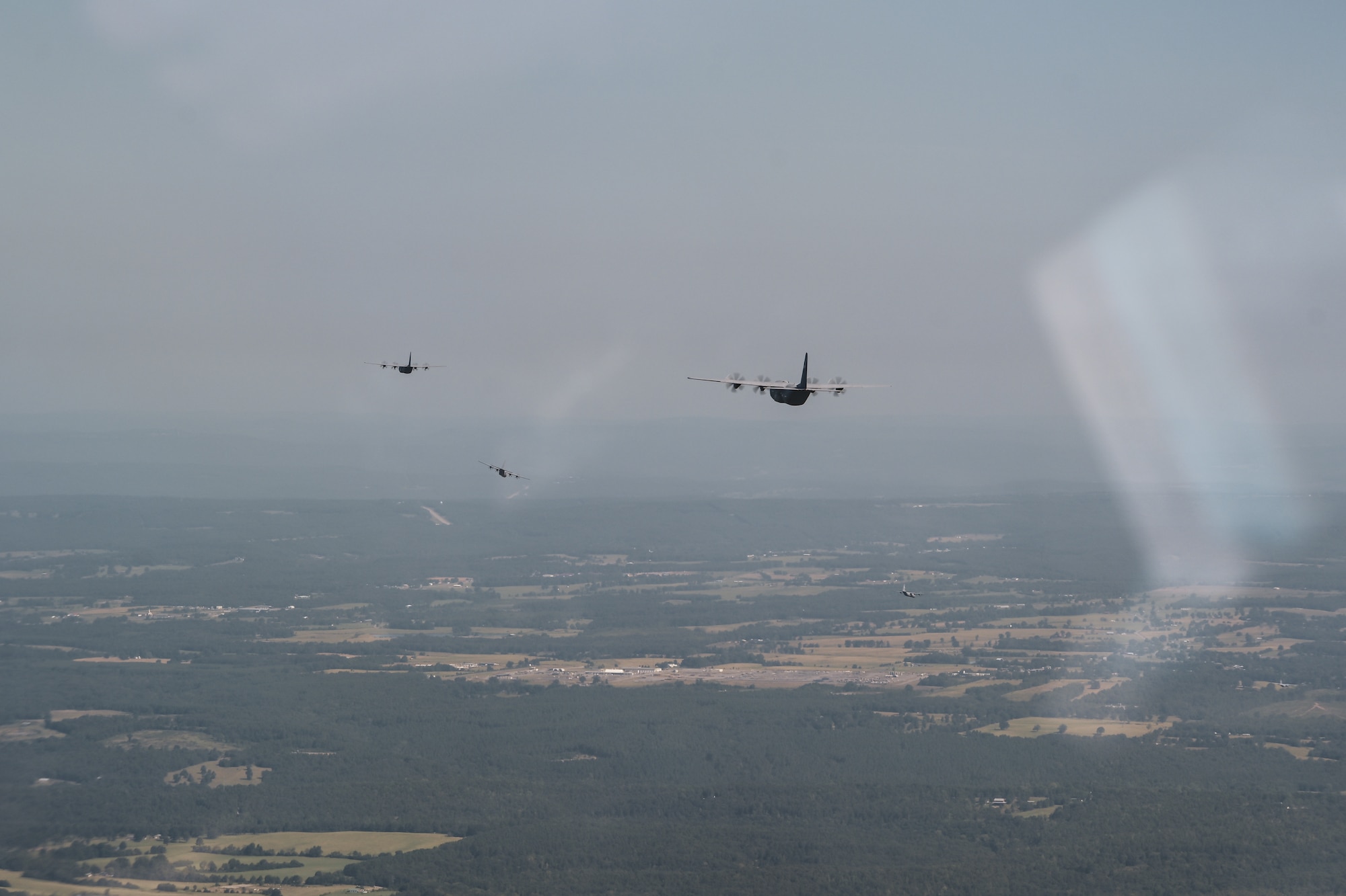 3 planes fly in the sky