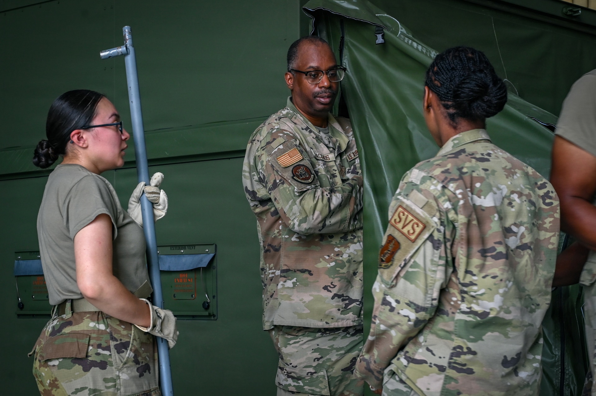 Pennsylvania and Texas Air National Guardsmen assigned to the 111th Attack Wing and the 149th Fighter Wing, work together to set up a Expandable Single Pallet Expeditionary Kitchen (E-SPEK) during a joint training at Biddle Air National Guard Base, Horsham, Pennsylvania, Aug. 17, 2026. The purpose of this training was to complete training required every 24 months, to ensure deployment readiness, and to work together with other wings. (Pennsylvania Air National Guard photo by Staff Sgt. Charles Casner)