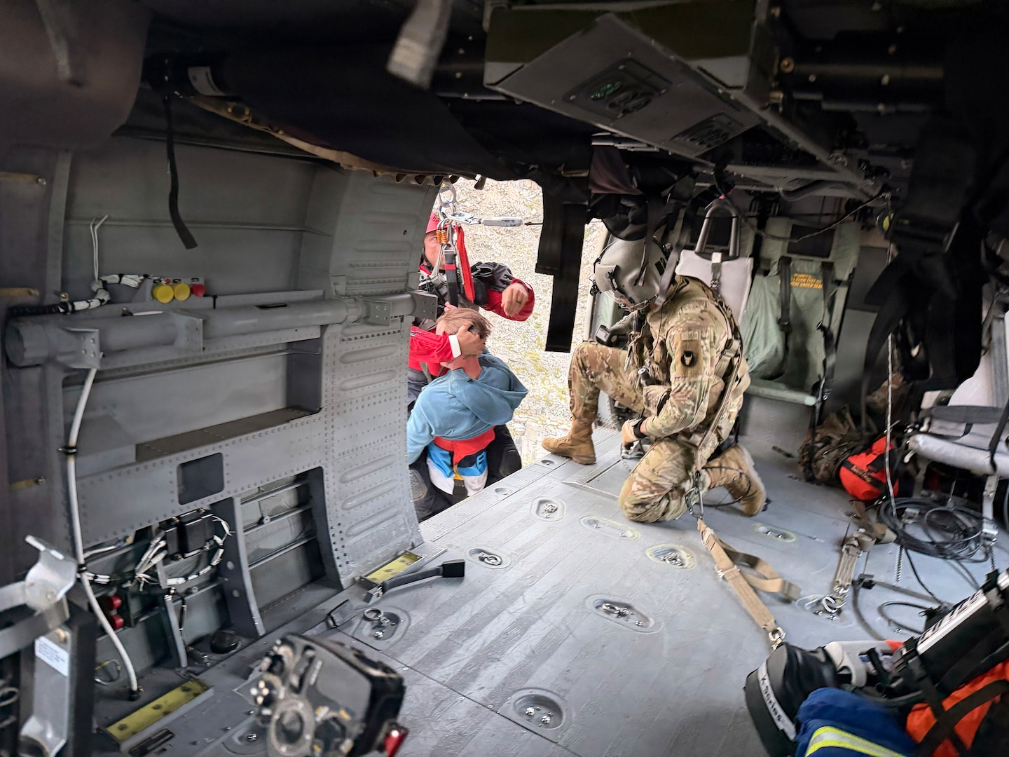 Montana Army National Guard Soldiers with the 1-189th General Support Aviation Battalion conduct a search and rescue mission near Moon Lake in the Beartooth Mountains, Mont., Aug. 20, 2026.