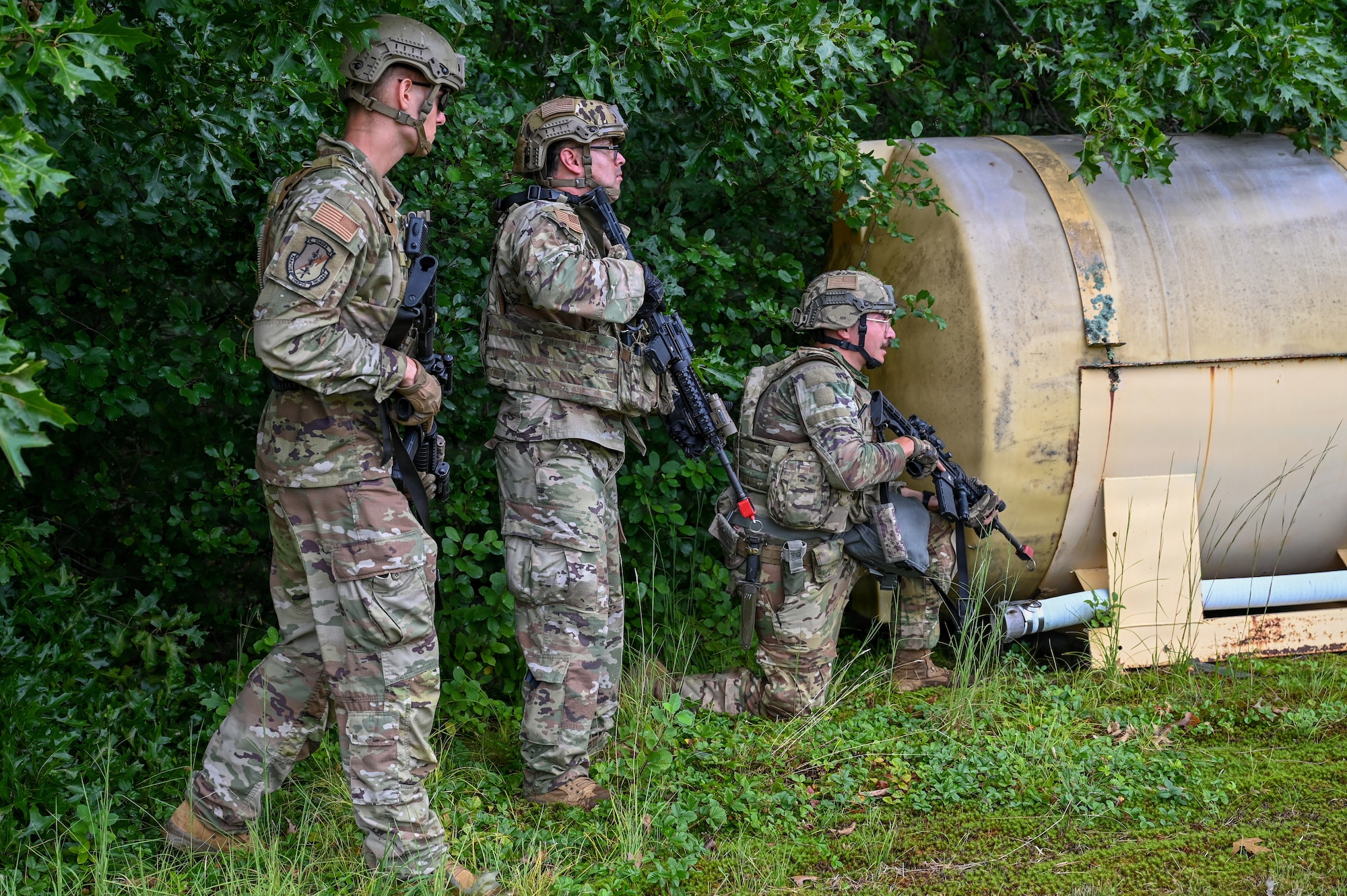 A small fireteam of U.S. Air Force defenders from the 104th Security Forces Squadron prepare to clear a forward operating base during a Combat Readiness Exercise at Westover Air Reserve Base, Chicopee, Mass., Aug. 23, 2026. The first step in operating a forward operating base, or FOB, is to secure it from its current enemy inhabitants. (U.S. Air National Guard photo by Airman 1st Class Elijah Harris)
