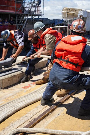 U.S. Navy Sailors assigned to the Virginia-class fast-attack submarine USS North Carolina (SSN 777) handle mooring lines as they prepare to moor the vessel along the piers in Pearl Harbor, Hawaii, Aug. 12, 2026.