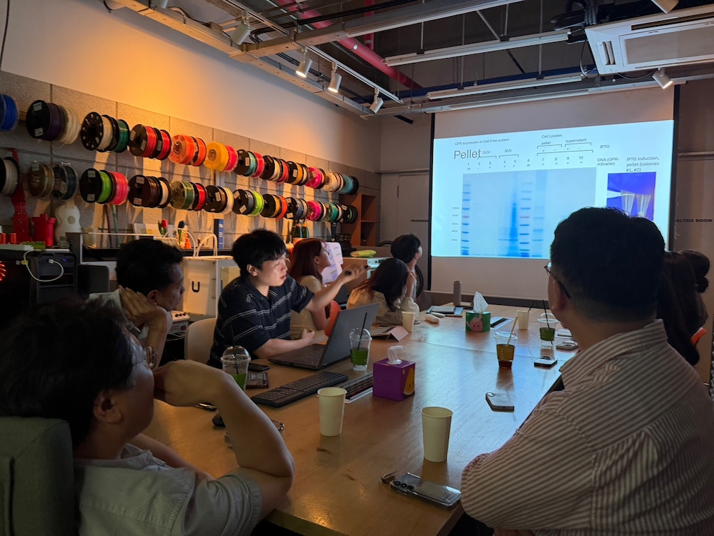 Seung Jin Oh, ERDC-CERL research biologist, briefs the team at Sogang University’s Institute of Biological Interfaces.