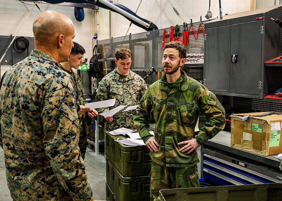 Cave Draw Preps Marines for Cold Response in Norway