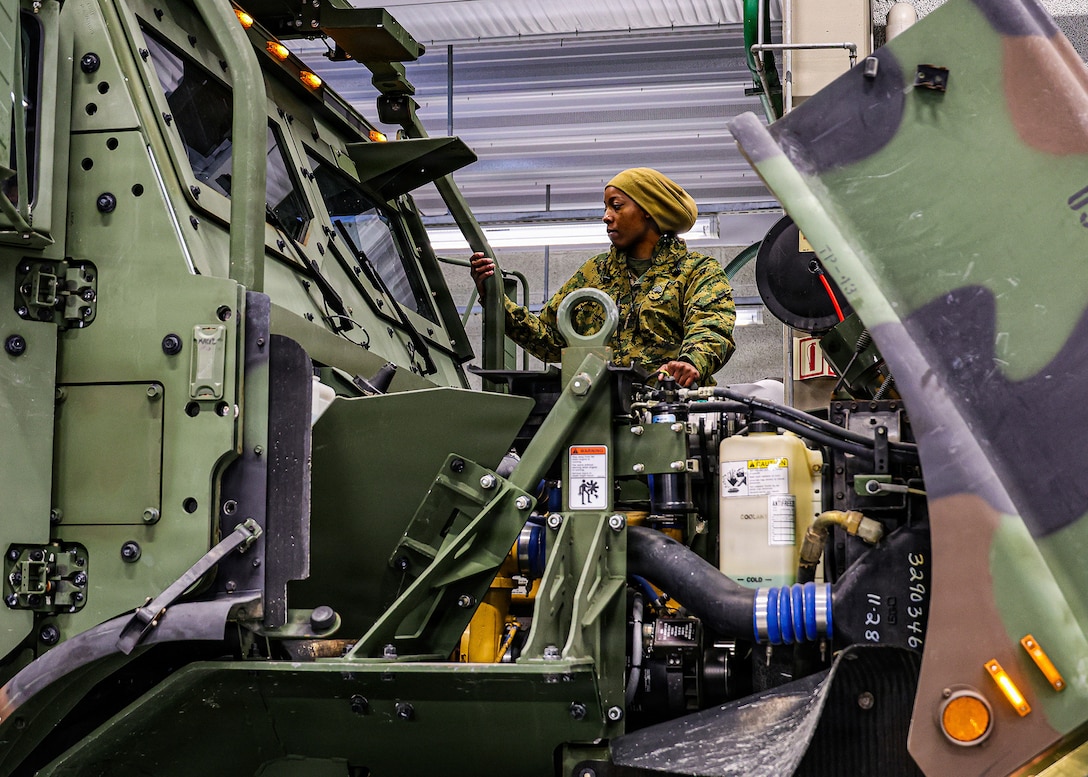 Cave Draw Preps Marines for Cold Response in Norway