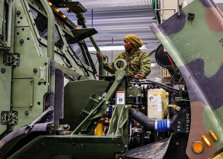 Cave Draw Preps Marines for Cold Response in Norway
