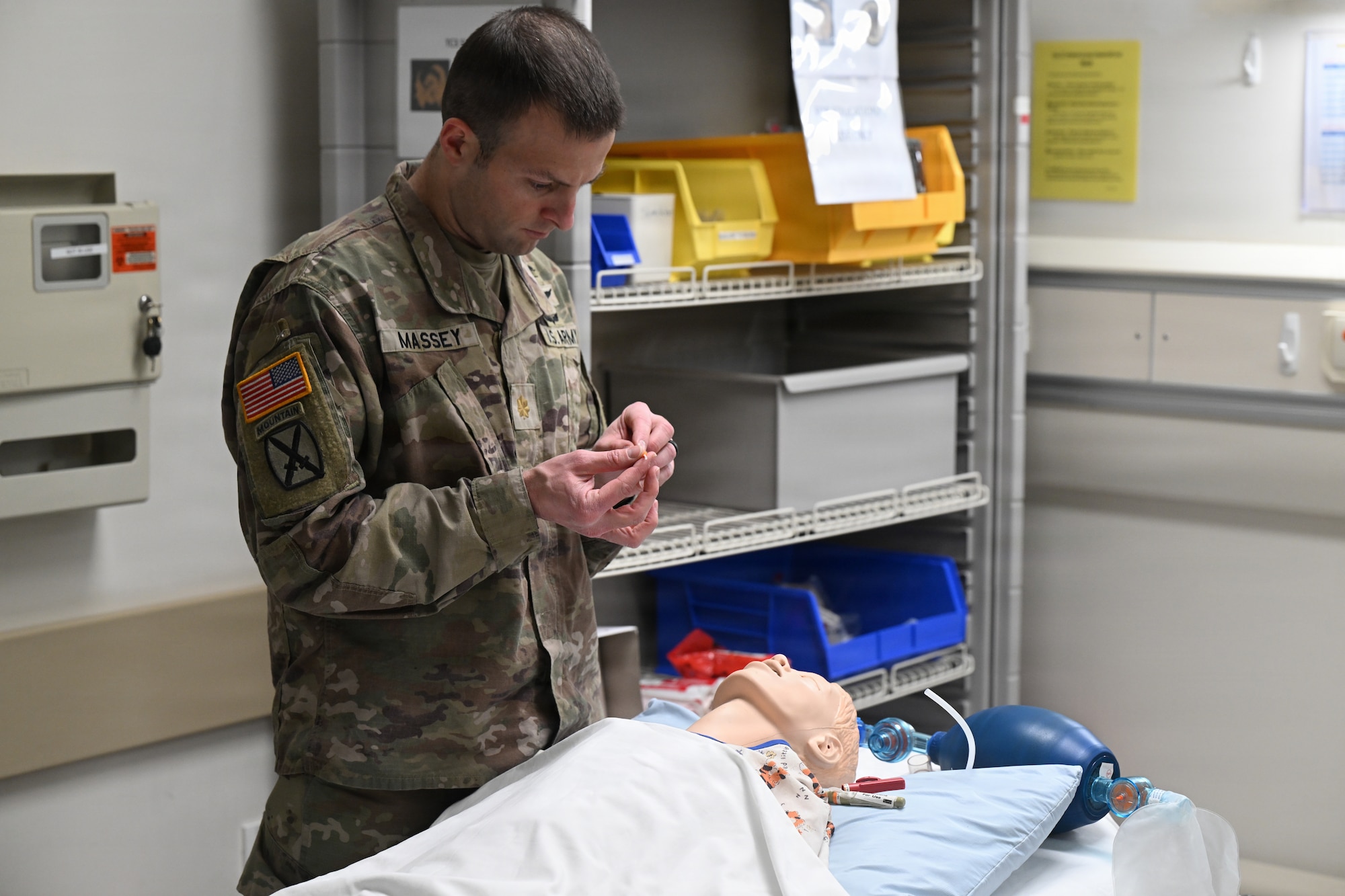 Servicemember utilizing needle