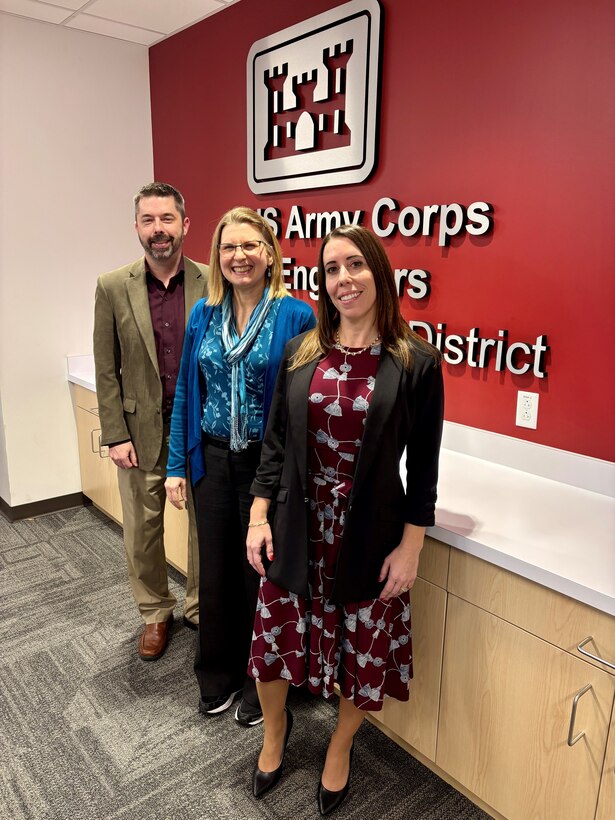 Dave Nelson, U.S. Army Corps of Engineers Northwestern Division FUDS program manager, leads a group discussion with course participants during an Effective Communication for the FUDS Program training in Sacramento, California.