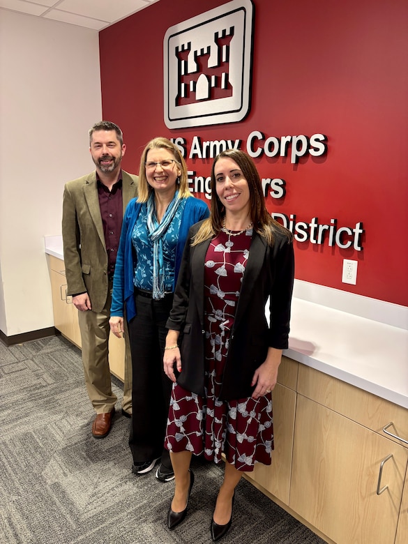 Dave Nelson, U.S. Army Corps of Engineers Northwestern Division FUDS program manager, leads a group discussion with course participants during an Effective Communication for the FUDS Program training in Sacramento, California.