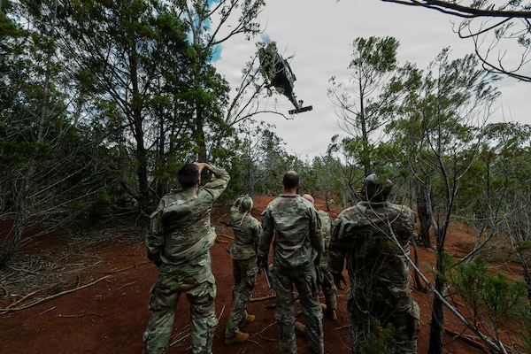 Senior U.S. Army medical leaders and Soldiers observe an air medical evacuation aircraft conduct jungle extraction operations during jungle medicine training at East Range, Wahiawa, Hawaii, Jan. 14, 2026.