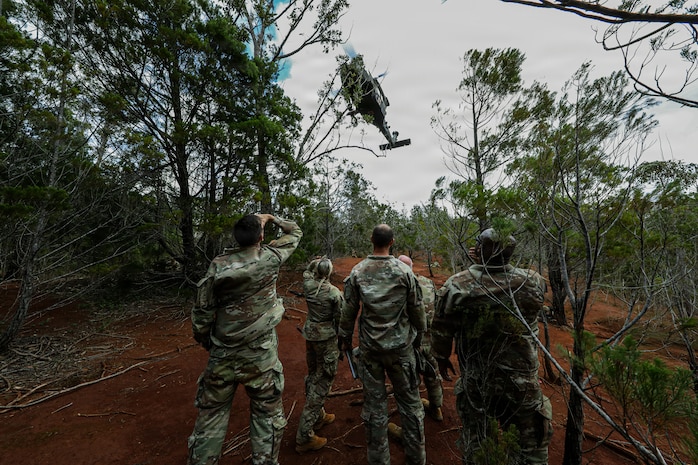 Senior U.S. Army medical leaders and Soldiers observe an air medical evacuation aircraft conduct jungle extraction operations during jungle medicine training at East Range, Wahiawa, Hawaii, Jan. 14, 2026.
