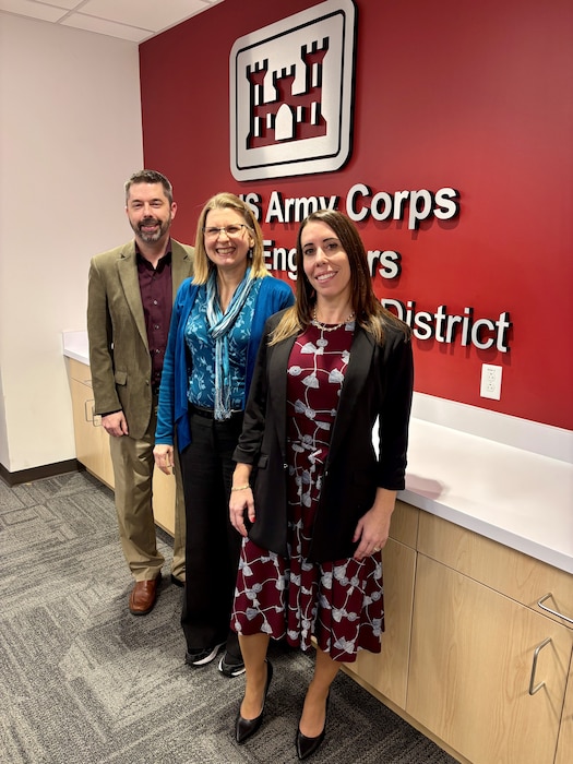Dave Nelson, U.S. Army Corps of Engineers Northwestern Division FUDS program manager, leads a group discussion with course participants during an Effective Communication for the FUDS Program training in Sacramento, California.
