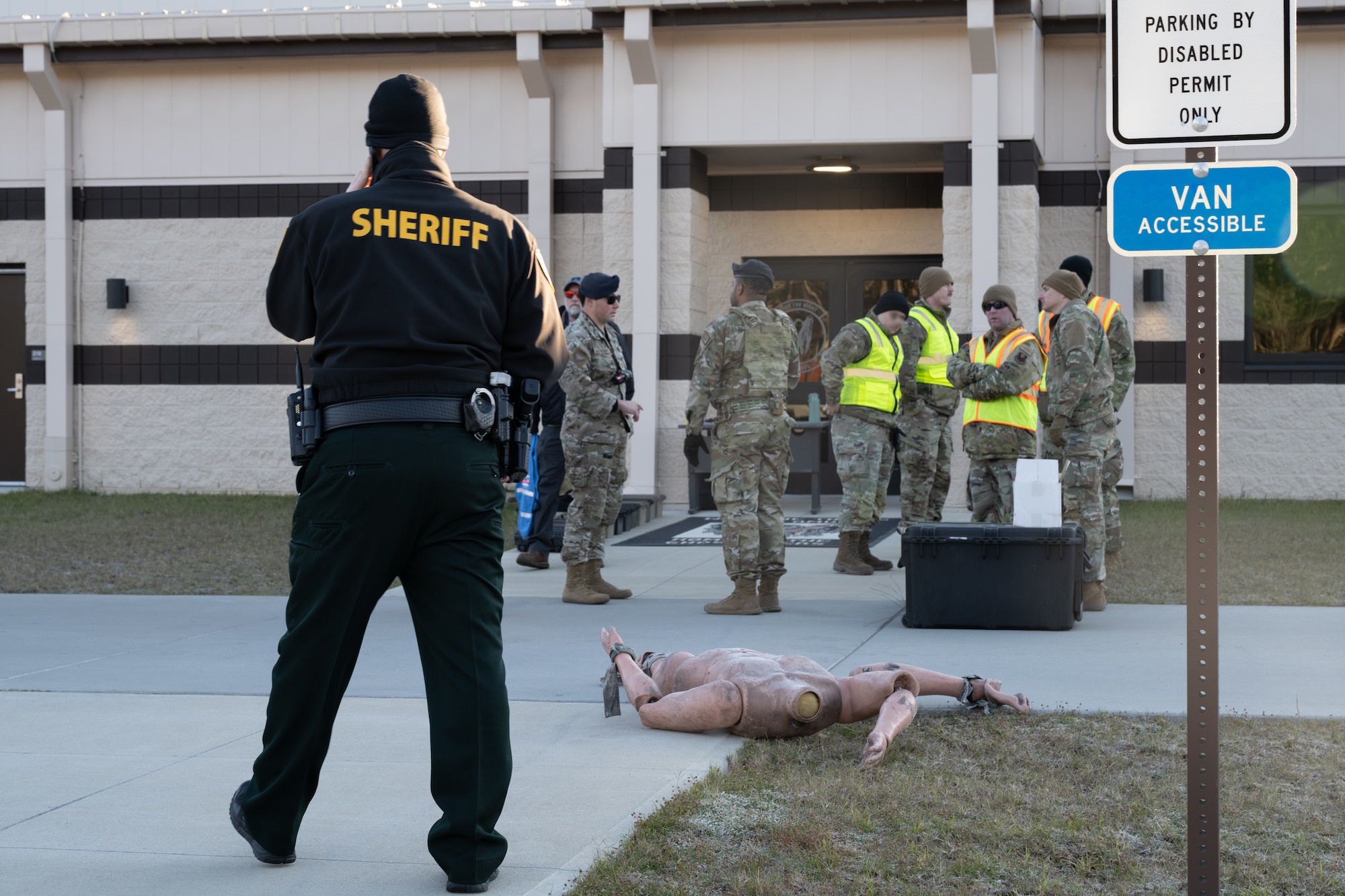 An Okaloosa County Sheriff’s Office deputy observes Air Commandos assigned to the 1st Special Operations Wing during an active-shooter exercise at Hurlburt Field, Florida, Jan. 28, 2026.