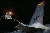 Airman de-icing B-52