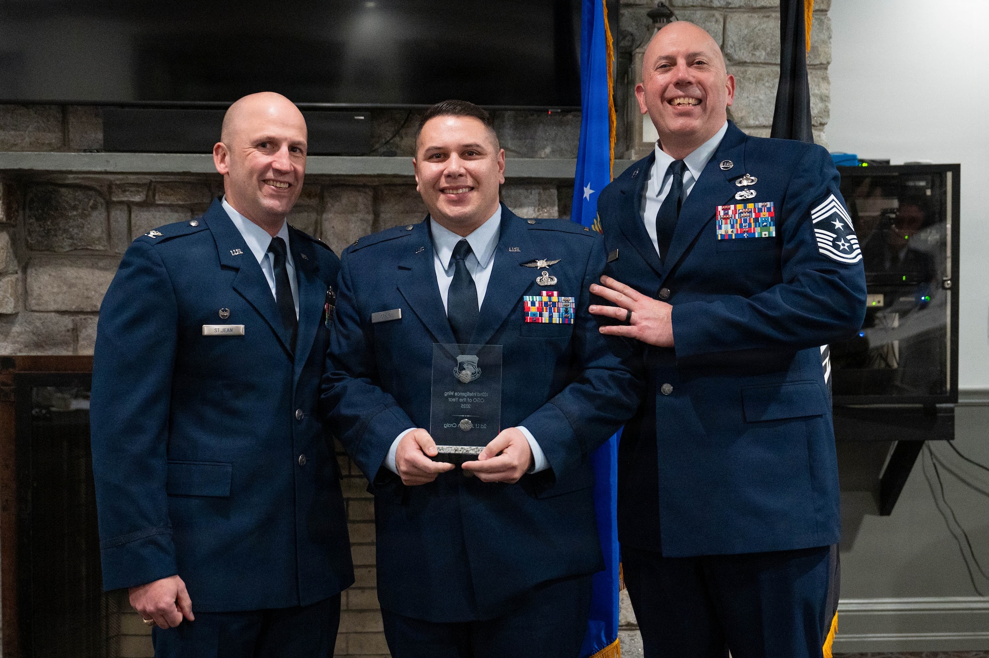 Airmen pose with an award.