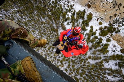 Wyoming Guard Partners with Wyoming Hoist Team for Search and Rescue Training