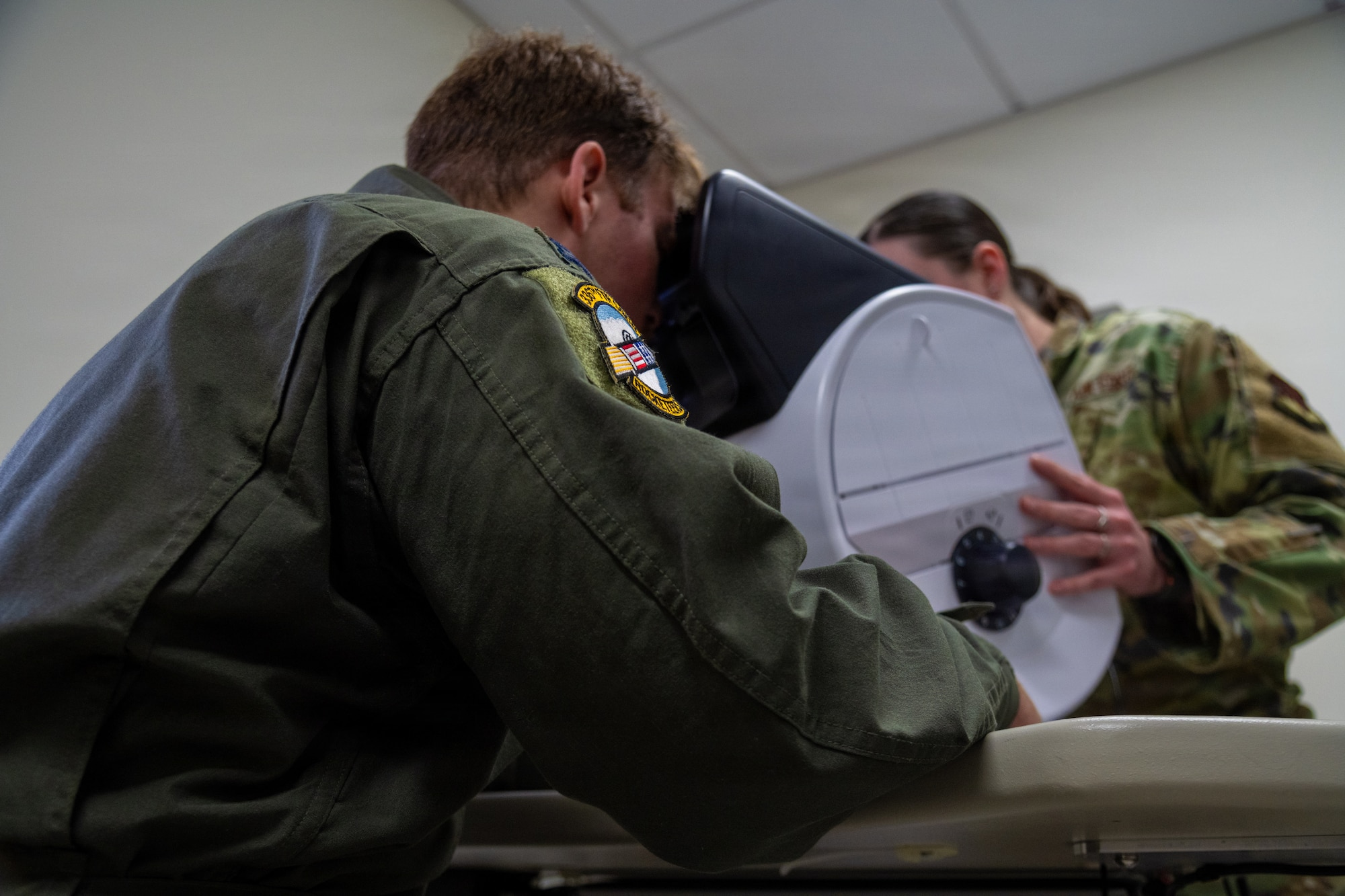 Technical Sgt. Samantha Rompalski, 4th Medical Group BOMC NCOIC, initiates an aviator’s depth perception test during a demonstrated patient encounter in the 4th Medical Group’s Flight Medicine clinic at Seymour Johnson Air Force Base, N.C. Jan. 23, 2026. Flight Medicine personnel routinely conduct these physicals for all flight qualified Airmen to ensure their bodies can withstand the demands of flying missions. (U.S. Air Force photo by 2nd Lt. Jason Pannell)