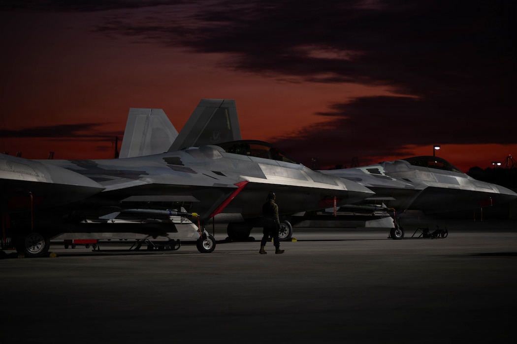 F-22s on filightline