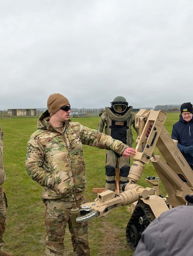 CES airmen demo EOD equiptment