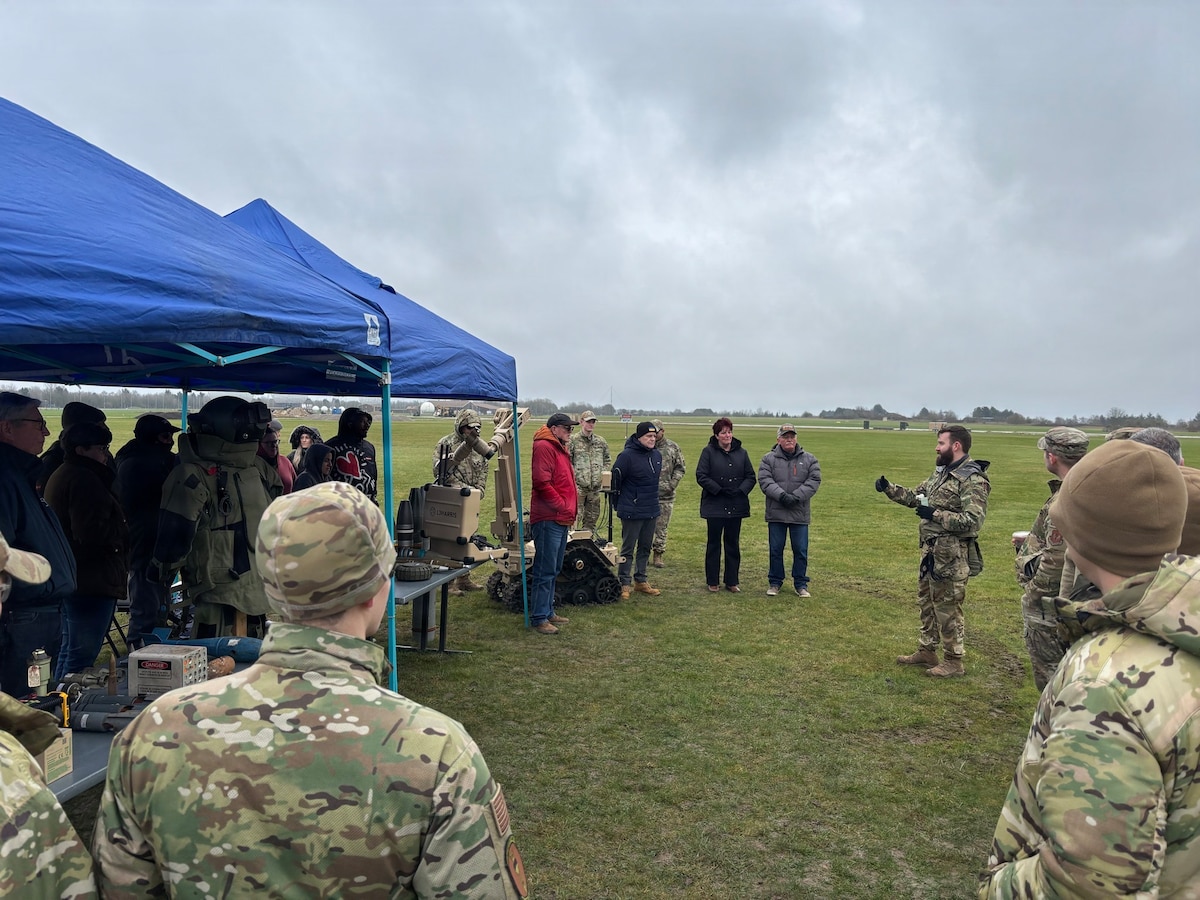 CES airmen demo EOD equiptment