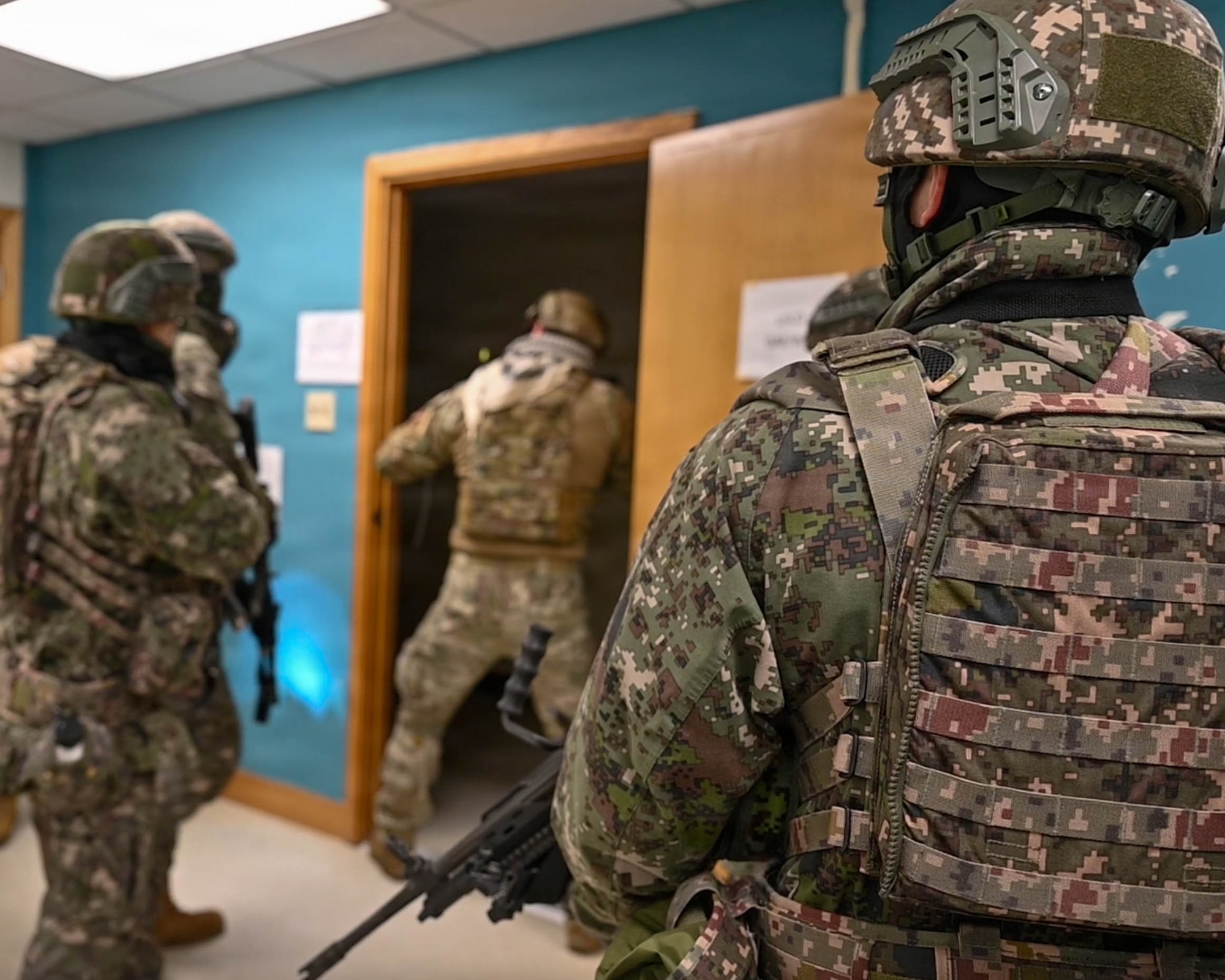 Airmen and Republic of Korea Army soldiers clear a room.