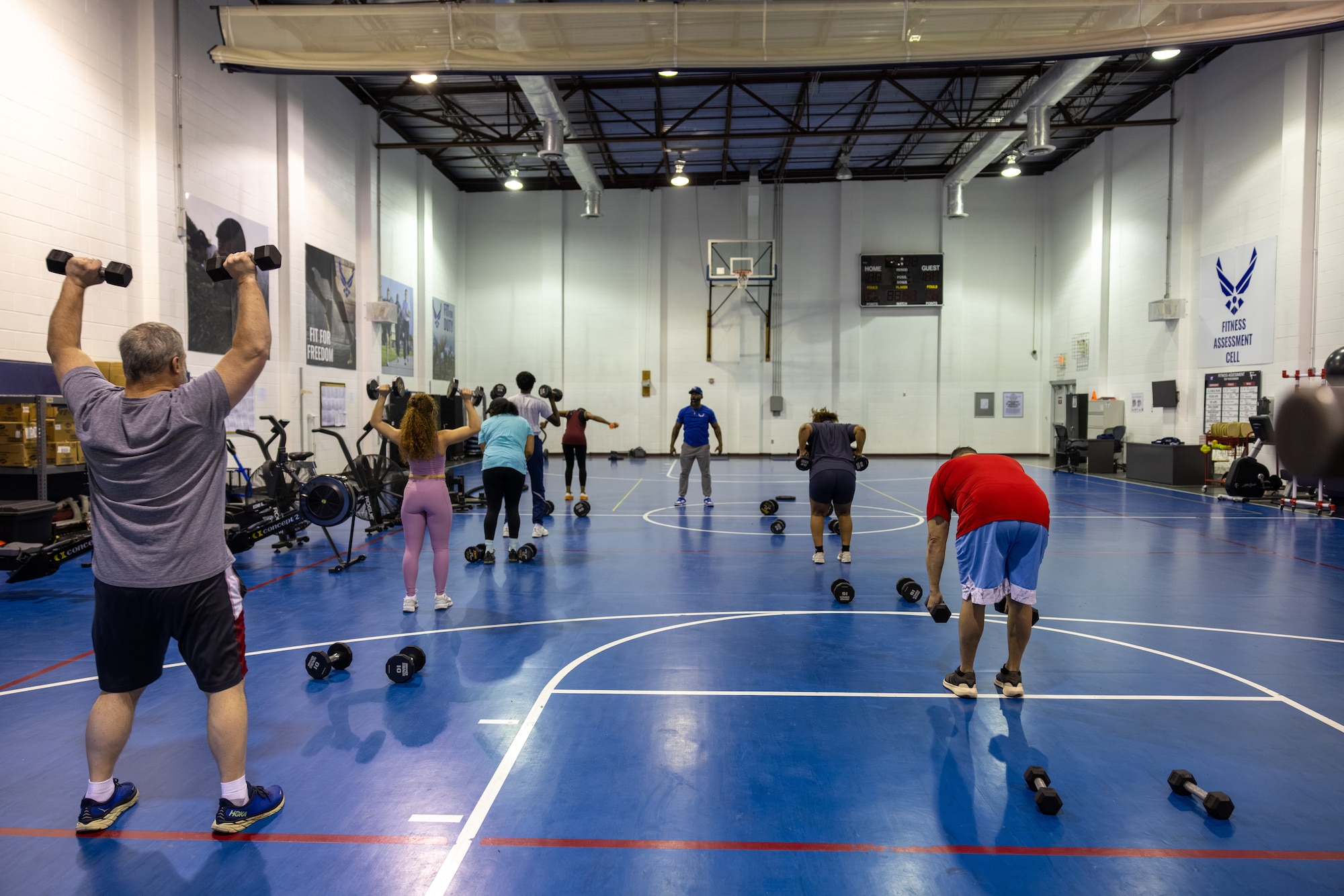 Group of people work out in gym.