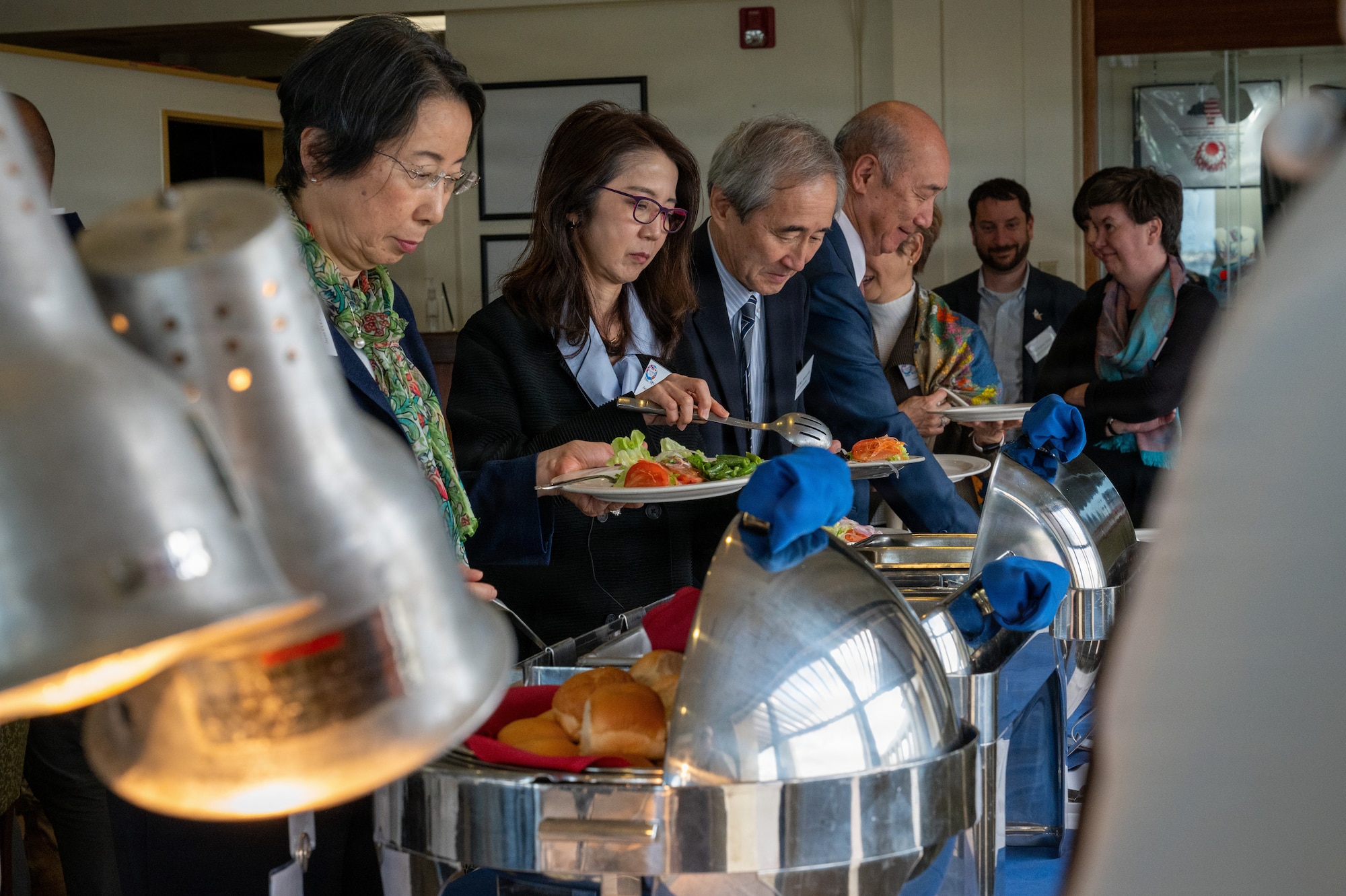 people get food from a buffet