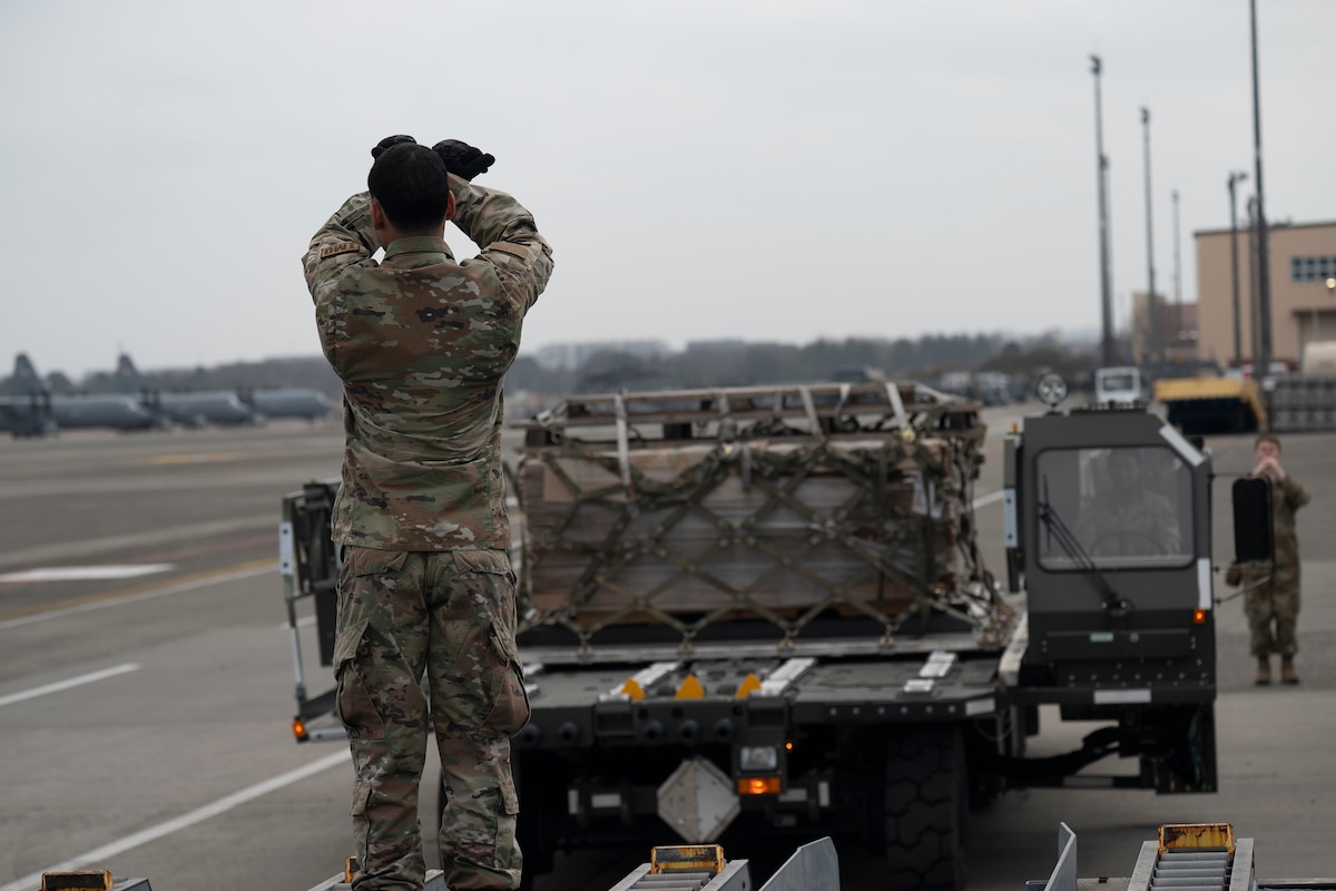 Yokota Airman train on 25K Halverson to strengthen cargo readiness