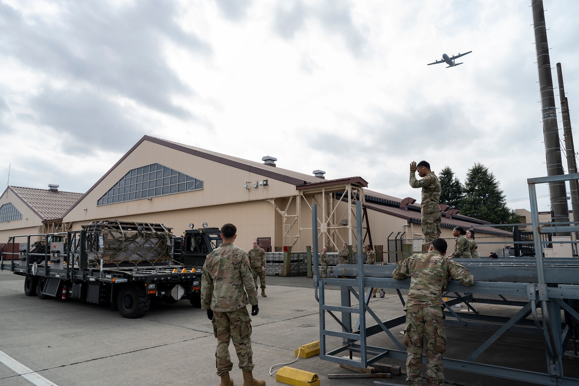 Yokota Airman train on 25K Halverson to strengthen cargo readiness