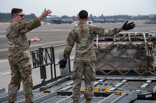 Yokota Airman train on 25K Halverson to strengthen cargo readiness