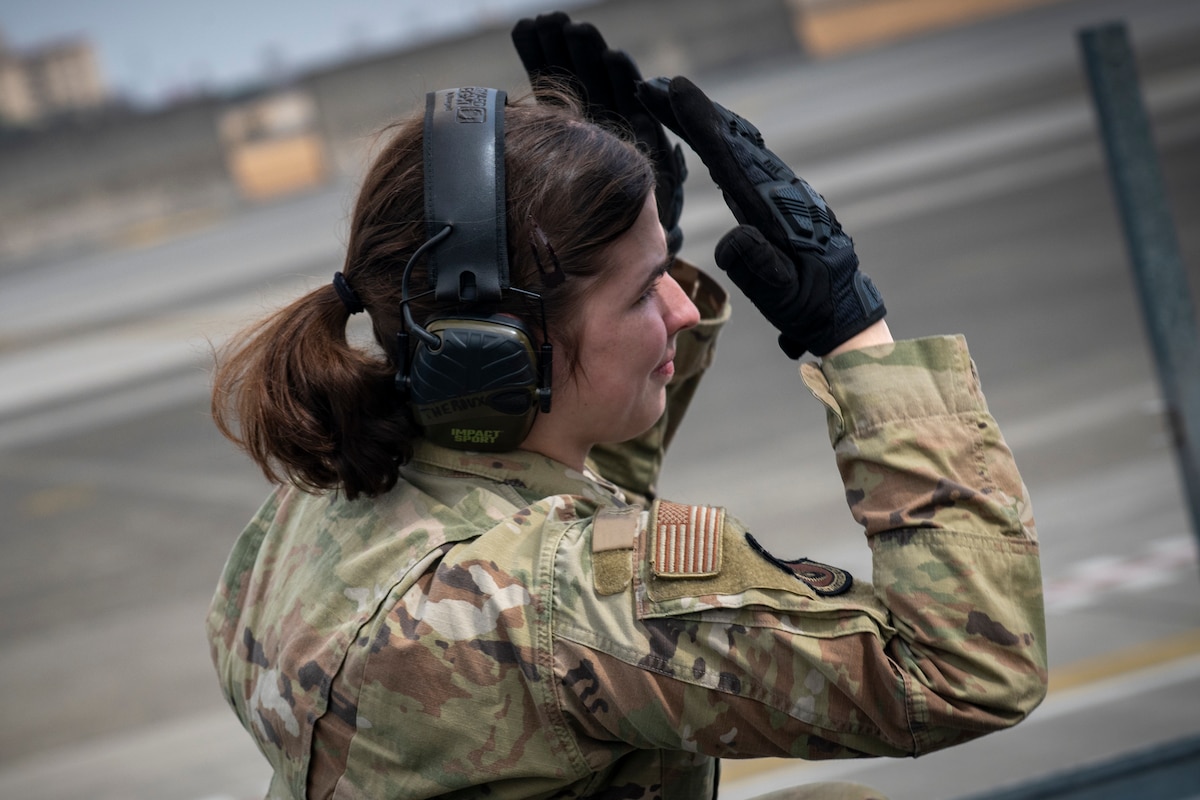 Yokota Airman train on 25K Halverson to strengthen cargo readiness