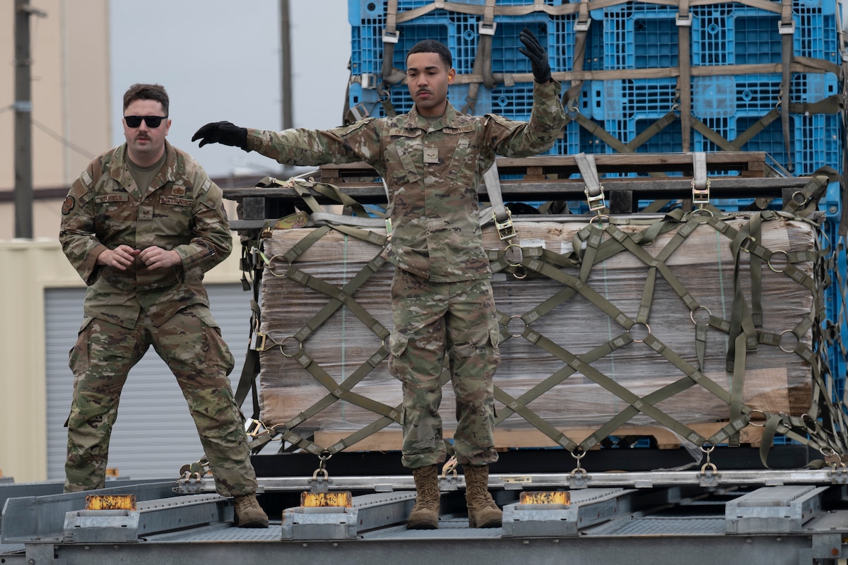 Yokota Airman train on 25K Halverson to strengthen cargo readiness