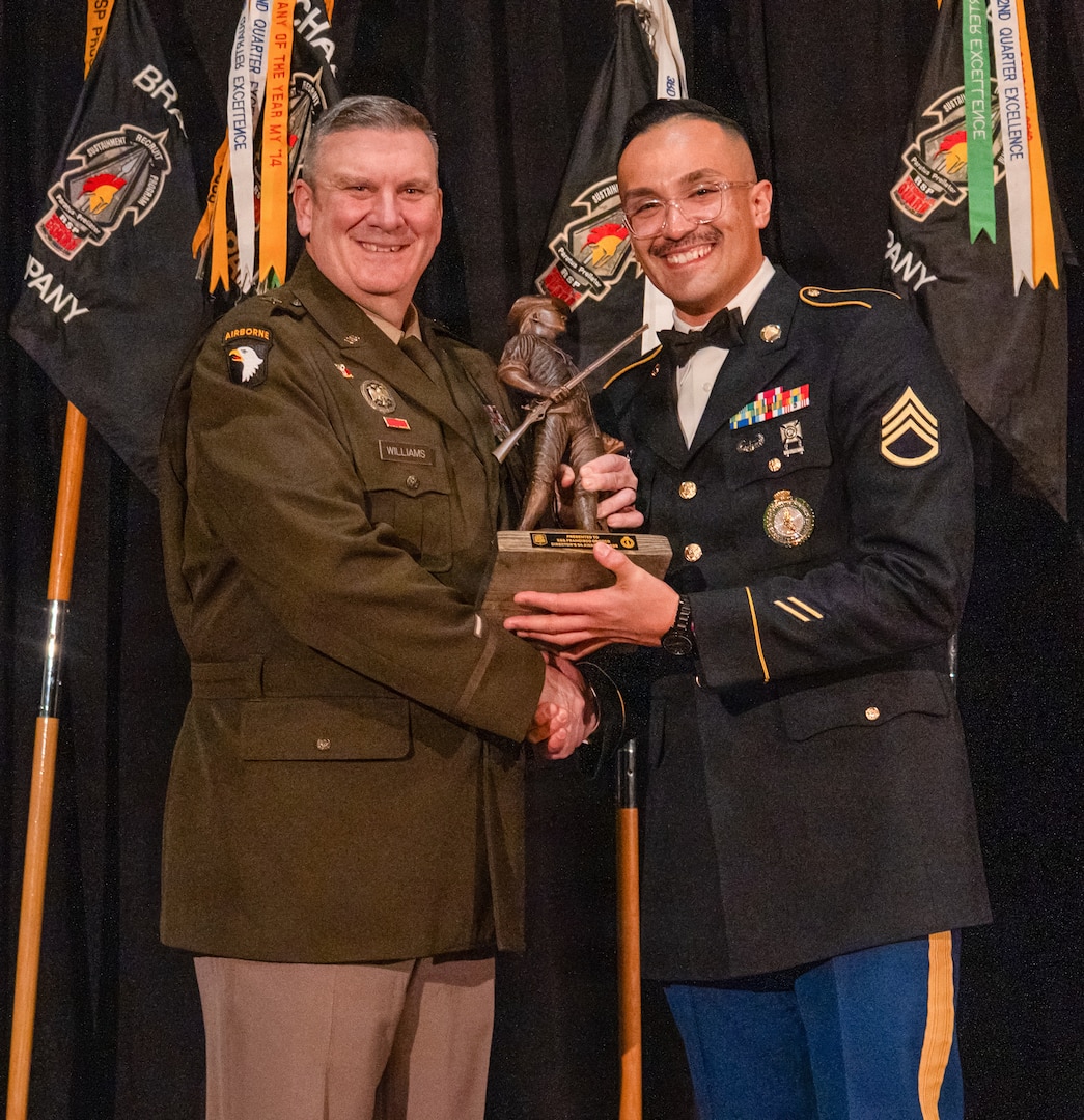 Maj. Gen. Lenny Williams, the Assistant Adjutant General – Army of the Illinois National Guard and Commander of the Illinois Army National Guard, presents Staff Sgt. Francisco Orozco with the Army National Guard Director’s 54 Award during the Illinois Army National Guard Recruiting and Retention Battalion’s Military Ball and Awards Ceremony on Jan. 31 in Springfield.