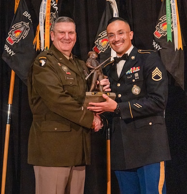 Maj. Gen. Lenny Williams, the Assistant Adjutant General – Army of the Illinois National Guard and Commander of the Illinois Army National Guard, presents Staff Sgt. Francisco Orozco with the Army National Guard Director’s 54 Award during the Illinois Army National Guard Recruiting and Retention Battalion’s Military Ball and Awards Ceremony on Jan. 31 in Springfield.