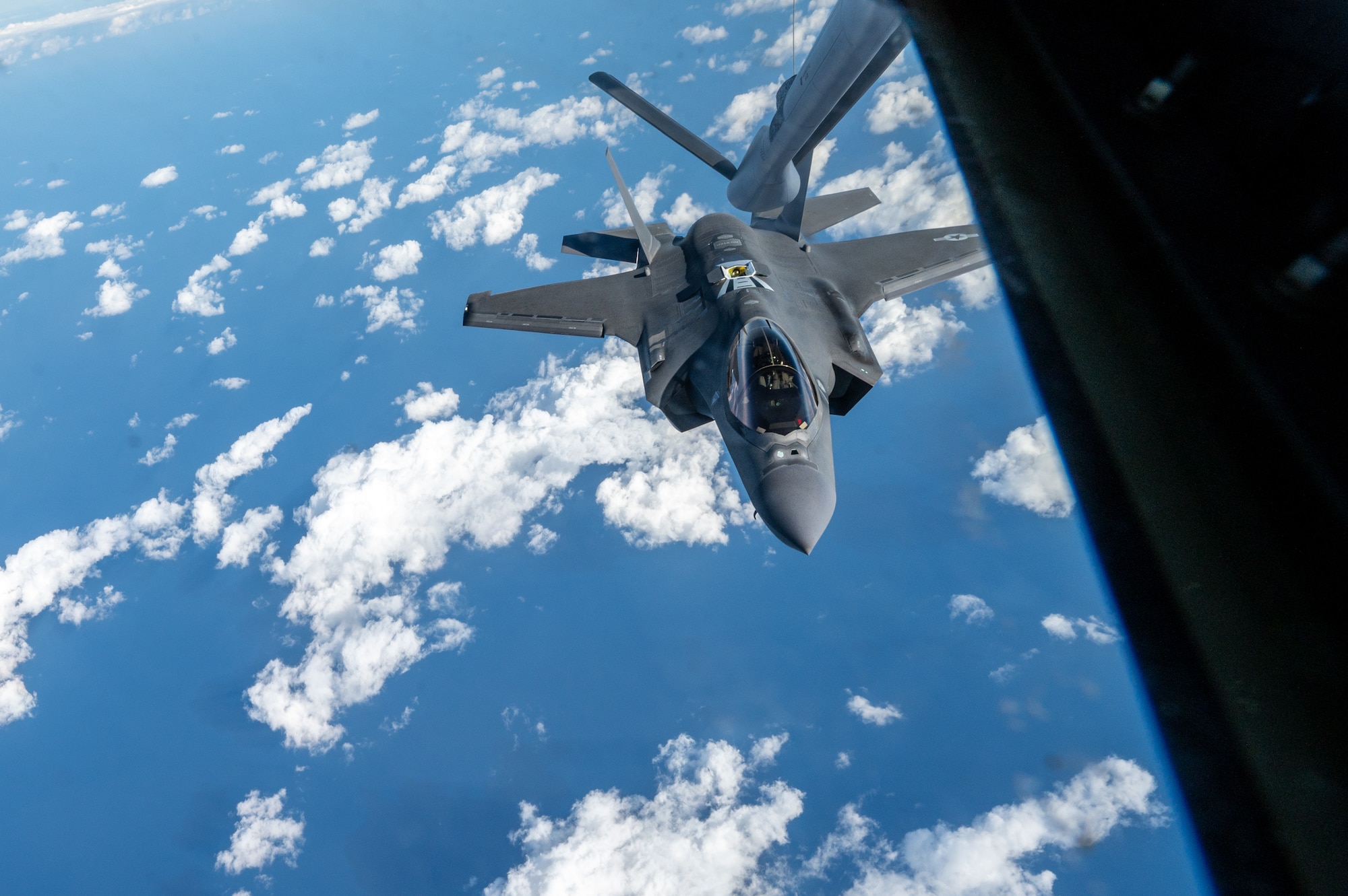 Fighter aircraft receives fuel.