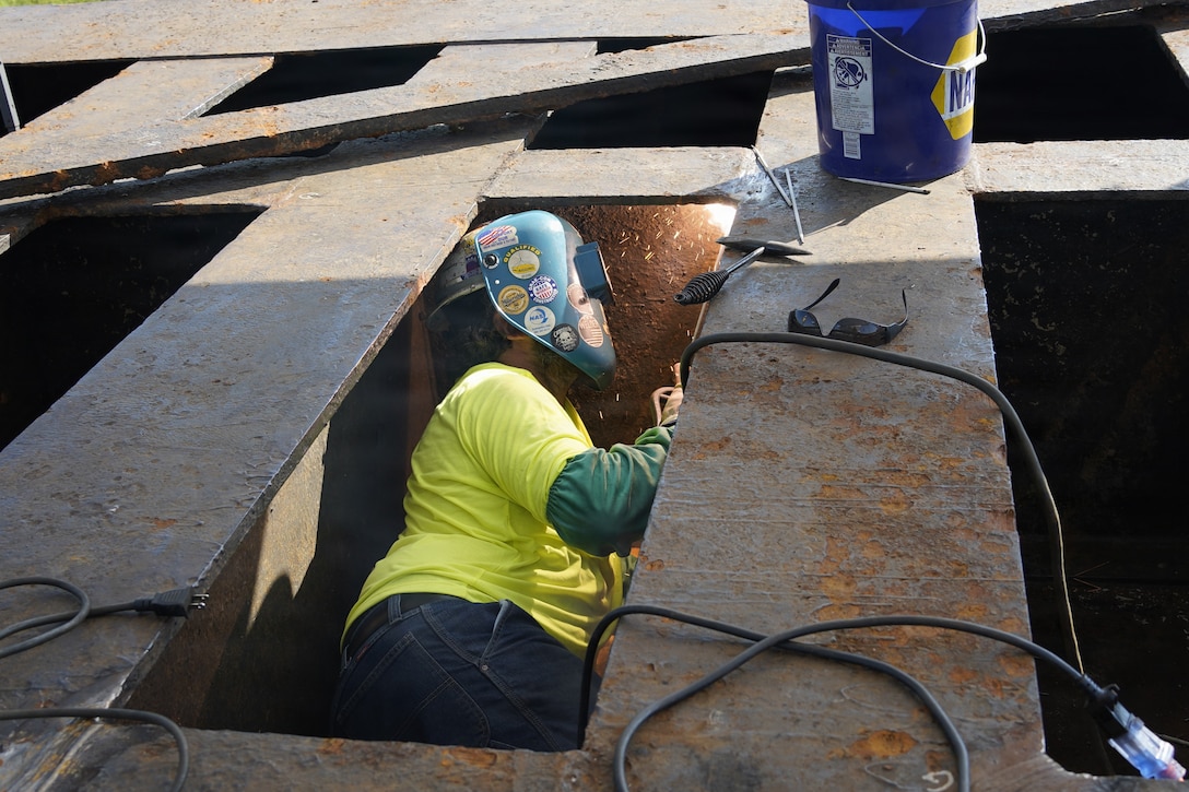 A U.S. Army Corps of Engineers contractor welds part of the miter gate at Green Lock and Dam 1 in Reed, Kentucky, Aug. 15, 2025.