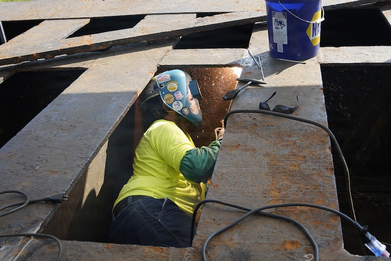 A U.S. Army Corps of Engineers contractor welds part of the miter gate at Green Lock and Dam 1 in Reed, Kentucky, Aug. 15, 2025.