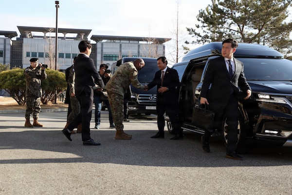 U.S. Army Gen. Xavier Brunson, commander of United Nations Command, Combined Forces Command and U.S. Forces Korea, bows as he greets Republic of Korea Minister of National Defense Ahn Gyu-back during the minister’s first visit to Camp Humphreys since taking office, Jan. 6, 2026.