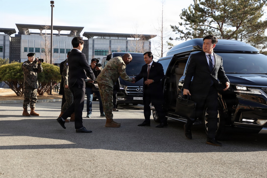 U.S. Army Gen. Xavier Brunson, commander of United Nations Command, Combined Forces Command and U.S. Forces Korea, bows as he greets Republic of Korea Minister of National Defense Ahn Gyu-back during the minister’s first visit to Camp Humphreys since taking office, Jan. 6, 2026.