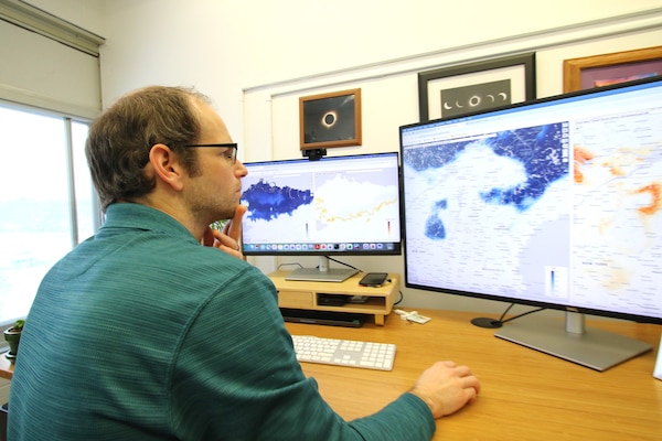 CRREL’s Dr. Theodore Letcher demonstrates the Mud Threat Score software tool.