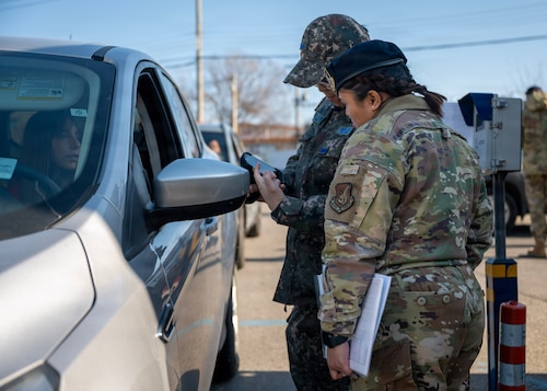 Republic of Korea air force Airman 1st Class Kwon Jin, ROKAF military police, explains what to look for when conducting entry procedures at Osan Air Base, ROK, Jan. 5, 2026. All members are trained on installation entry ID requirements, Defense Biometric Identification System operation, escort and pass violation procedures, gate runner procedures, DUI enforcement, and random vehicle searches to ensure that both forces operate with the same expectations, standards, and responsibilities. (U.S. Air Force photo by Staff Sgt. Sarah Williams)

대한민국 공군 군사경찰 권진 일병이 2026년 1월 5일 오산 공군기지에서 출입 절차 시 확인해야 할 사항들을 설명하고 있다. 모든 구성원은 기지 출입 신분증 확인, 국방생체인식시스템(DBIS) 운용, 방문객 지원 및 출입증 위반 절차, 무단침입사고 절차, 음주운전 단속, 무작위 차량 수색 등에 대한 훈련을 이수하여 양측이 동일한 기대치, 기준 및 책임을 가지고 작전을 수행할 수 있도록 한다. (사진: 사라 윌리엄스 병장)