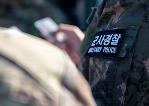 A military police patch is displayed on a Republic of Korea air force uniform at Osan Air Base, ROK, Jan. 5, 2026. U.S. and ROKAF strengthened security through increased combined training and standardized entry control procedures aligned with United States Forces Korea regulations. (U.S. Air Force photo by Staff Sgt. Sarah Williams)

2026년 1월 5일, 대한민국 공군 군복에 군사경찰 패치가 부착되어 있다. 한미공군은 연합훈련 강화 및 주한미군 규정에 따른 출입 통제 절차 표준화를 통해 보안을 강화했다. (사진: 사라 윌리엄스 병장)