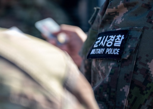 A military police patch is displayed on a Republic of Korea air force uniform at Osan Air Base, ROK, Jan. 5, 2026. U.S. and ROKAF strengthened security through increased combined training and standardized entry control procedures aligned with United States Forces Korea regulations. (U.S. Air Force photo by Staff Sgt. Sarah Williams)

2026년 1월 5일, 대한민국 공군 군복에 군사경찰 패치가 부착되어 있다. 한미공군은 연합훈련 강화 및 주한미군 규정에 따른 출입 통제 절차 표준화를 통해 보안을 강화했다. (사진: 사라 윌리엄스 병장)