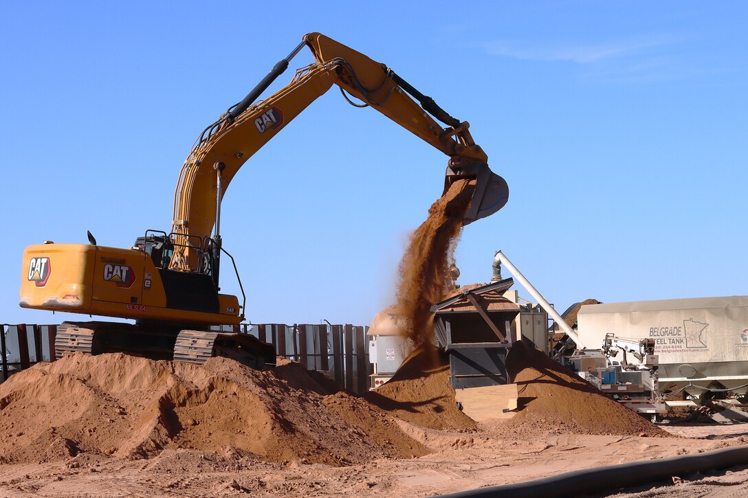 The U.S. Army Corps of Engineers contractors install border panels at the east end of the BMGR-1 project site near Yuma, Arizona, Jan 14. USACE is replacing permanent border barriers along the southern border of the U.S. at the direction of the U.S. Army by the Secretary of War, in response to the presidential national emergency declaration dated Jan. 20, 2025, authorizing the use of Section 2803 of Title 10, U.S. Code. (No one in this image crossed the international border)