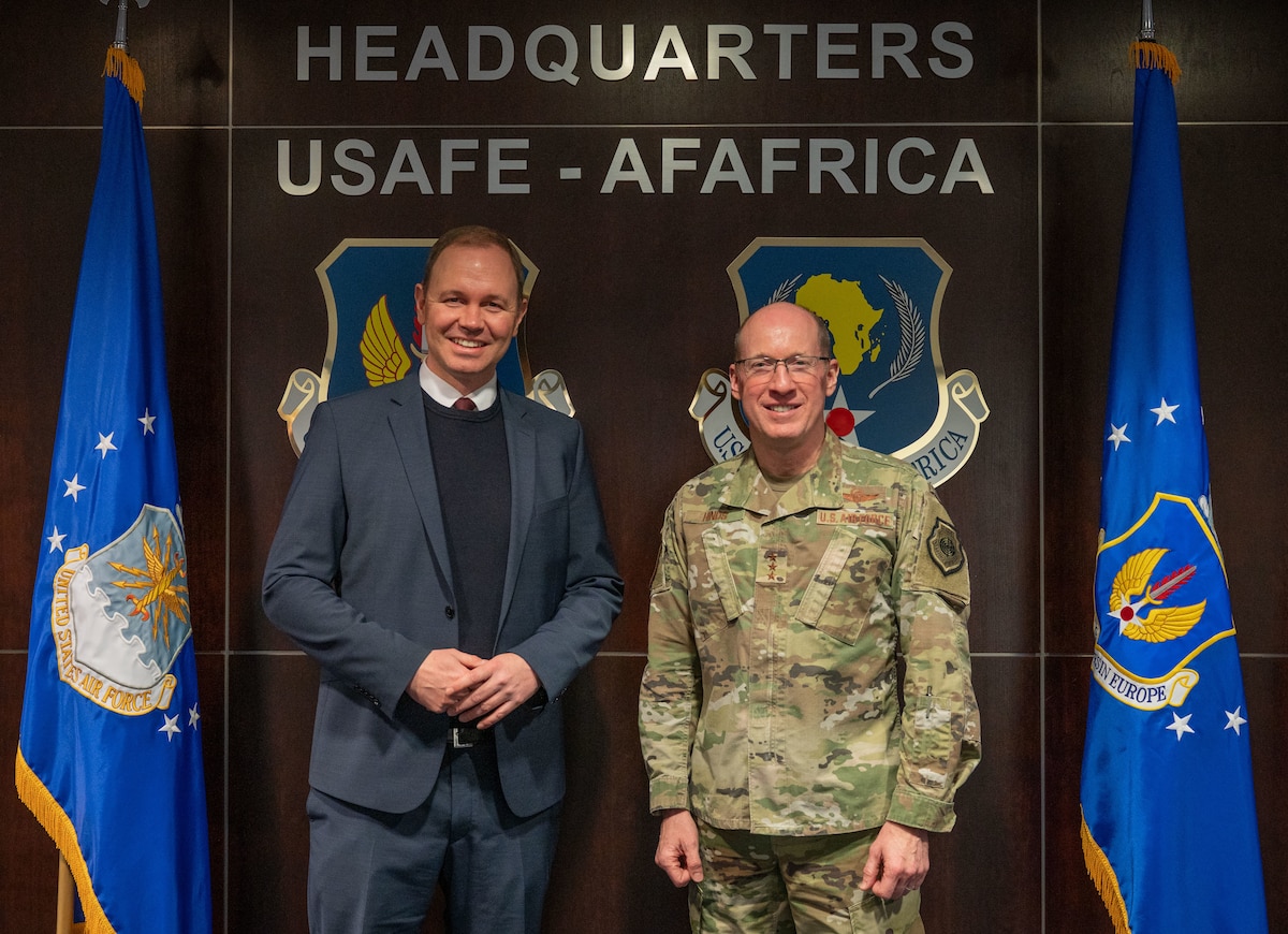 Nils Hilmer, German State Secretary at the Federal Ministry of Defence, and U.S. Air Force Lt. Gen. Jason T. Hinds, commander, U.S. Air Forces in Europe – Air Forces Africa
