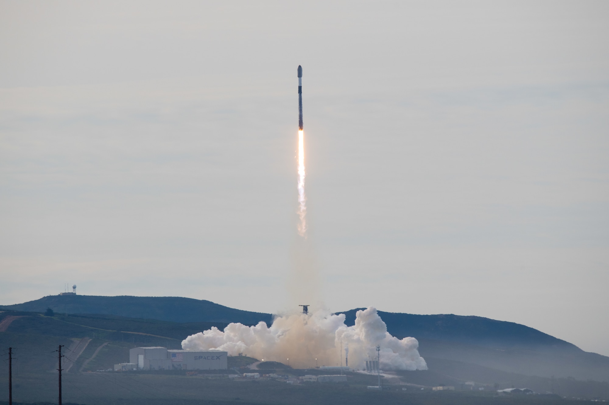 A Falcon 9 rocket carrying the Starlink 17-20 mission launches from Space Launch Complex 4 East at Vandenberg Space Force Base, Calif., Jan. 25, 2026.