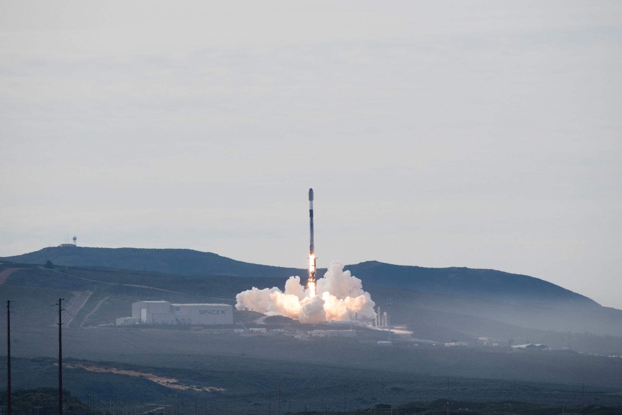 A Falcon 9 rocket carrying the Starlink 17-20 mission launches from Space Launch Complex 4 East at Vandenberg Space Force Base, Calif., Jan. 25, 2026.