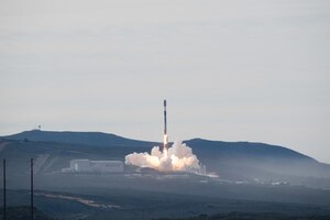 A Falcon 9 rocket carrying the Starlink 17-20 mission launches from Space Launch Complex 4 East at Vandenberg Space Force Base, Calif., Jan. 25, 2026.