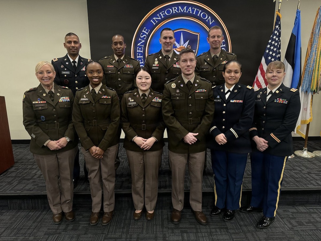 Army Reserve lieutenant earns top honor for Public Affairs Communications Strategy Qualification Course