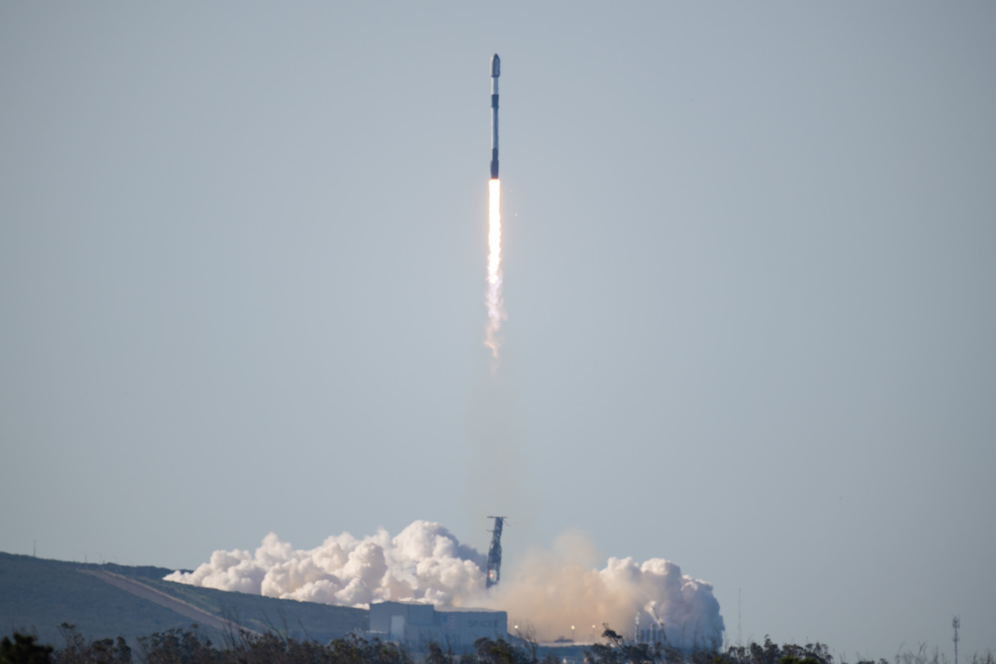 A Falcon 9 rocket carrying the Starlink 17-19 mission launches from Space Launch Complex 4 East (SLC-4E) at Vandenberg Space Force Base, Calif., Jan. 29, 2026. This mission marked the sixth launch of 2026 from the Vandenberg spaceport and test range.
