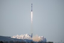 A Falcon 9 rocket carrying the Starlink 17-19 mission launches from Space Launch Complex 4 East (SLC-4E) at Vandenberg Space Force Base, Calif., Jan. 29, 2026. This mission marked the sixth launch of 2026 from the Vandenberg spaceport and test range.